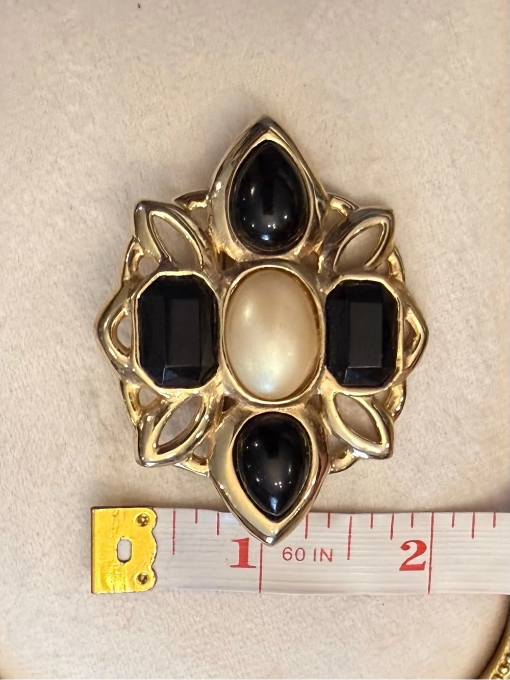 Vintage Signed GINNIE JOHANSEN Black‎ & White Sim Pearl Cabochon Gold Plate Pin